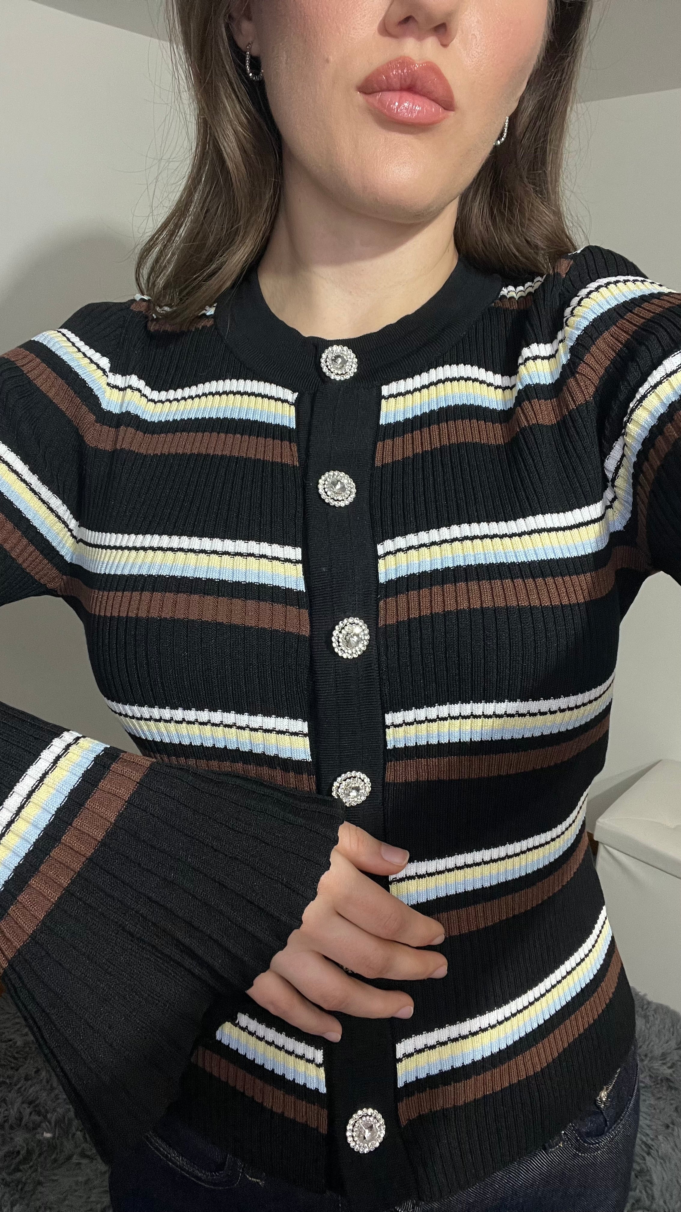 Cardigan Kelly manica a campana con bottoni gioielli
