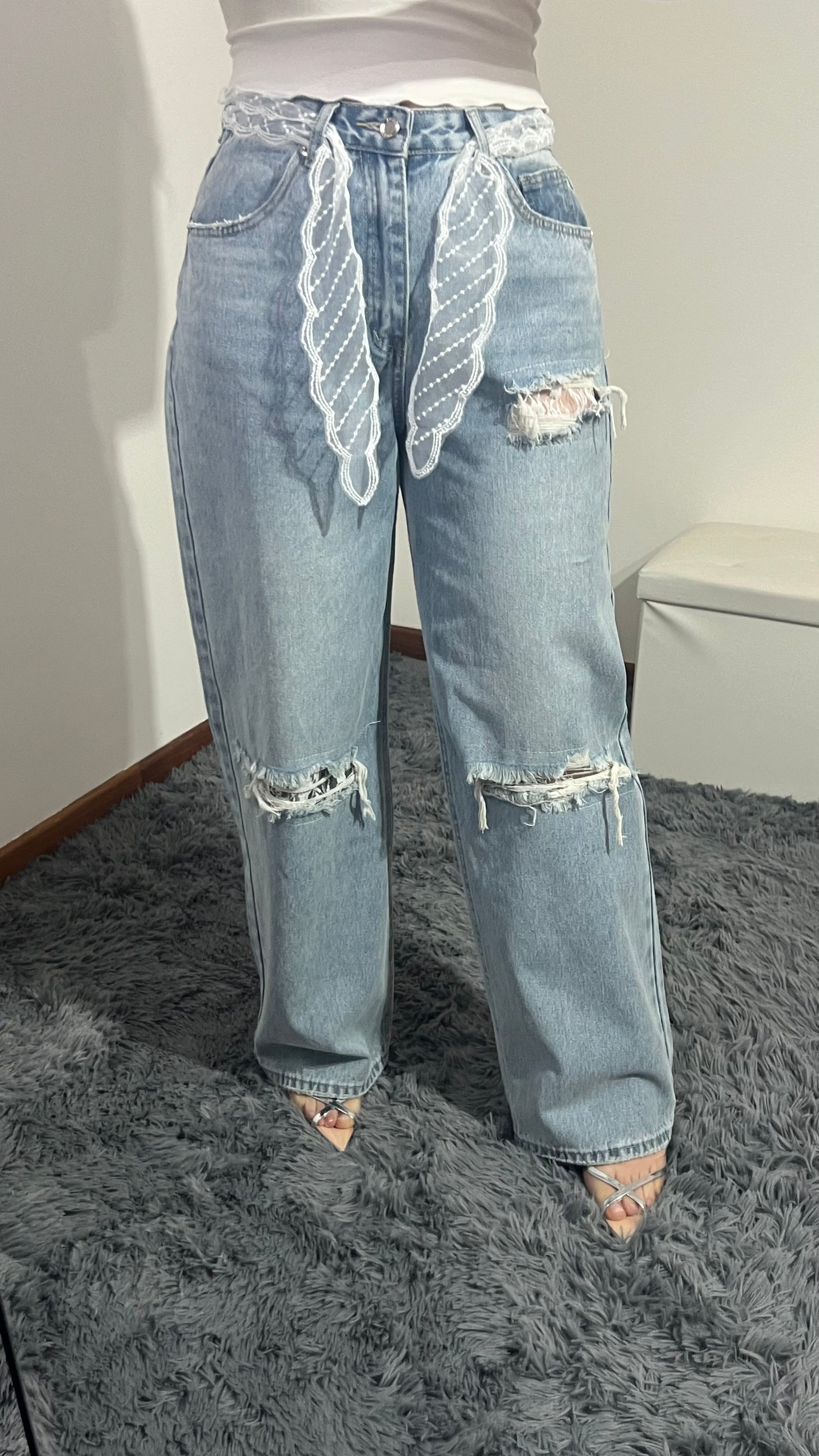 Jeans pizzo con strappi