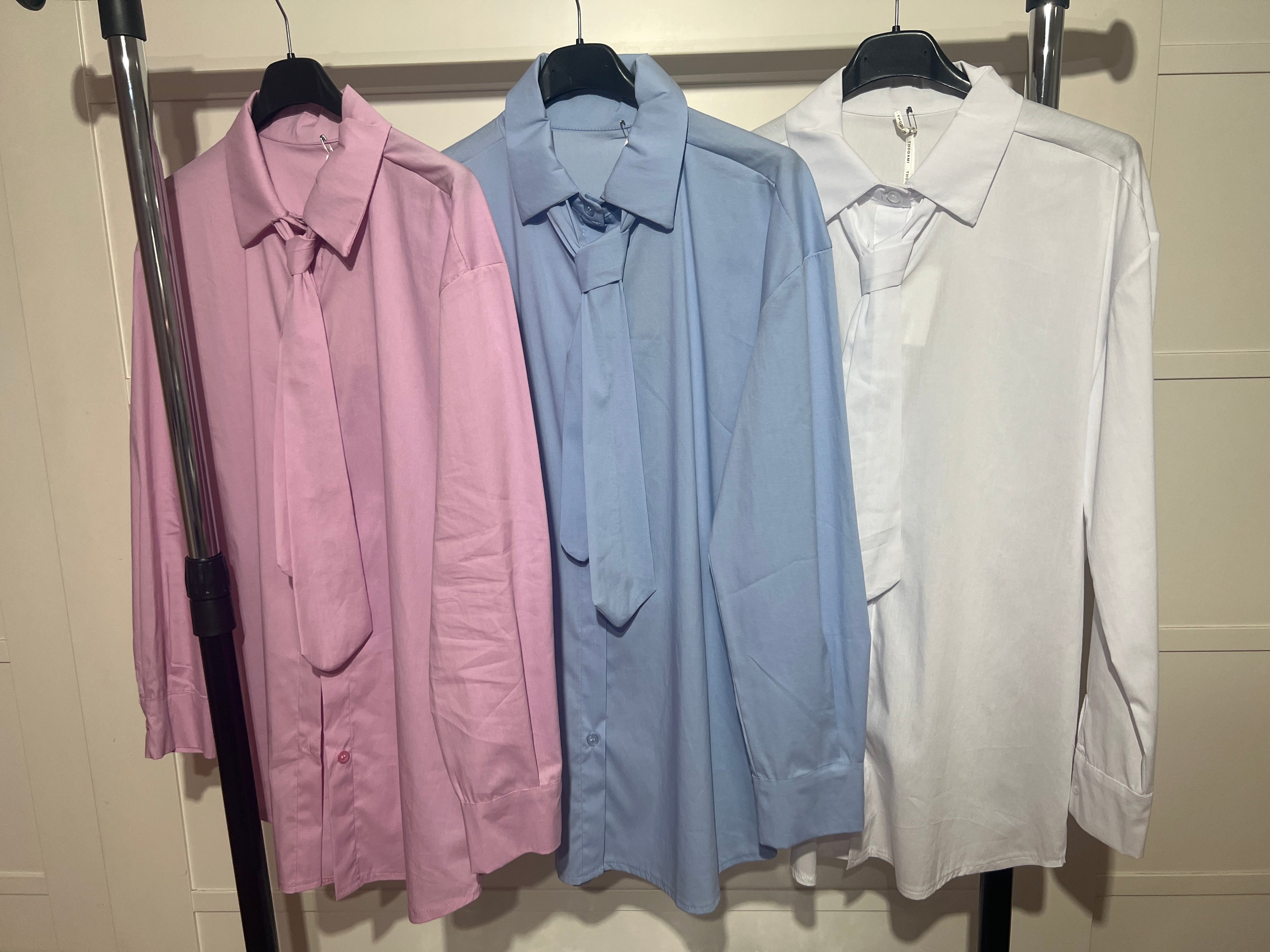 Camicia con cravatta in vari colori