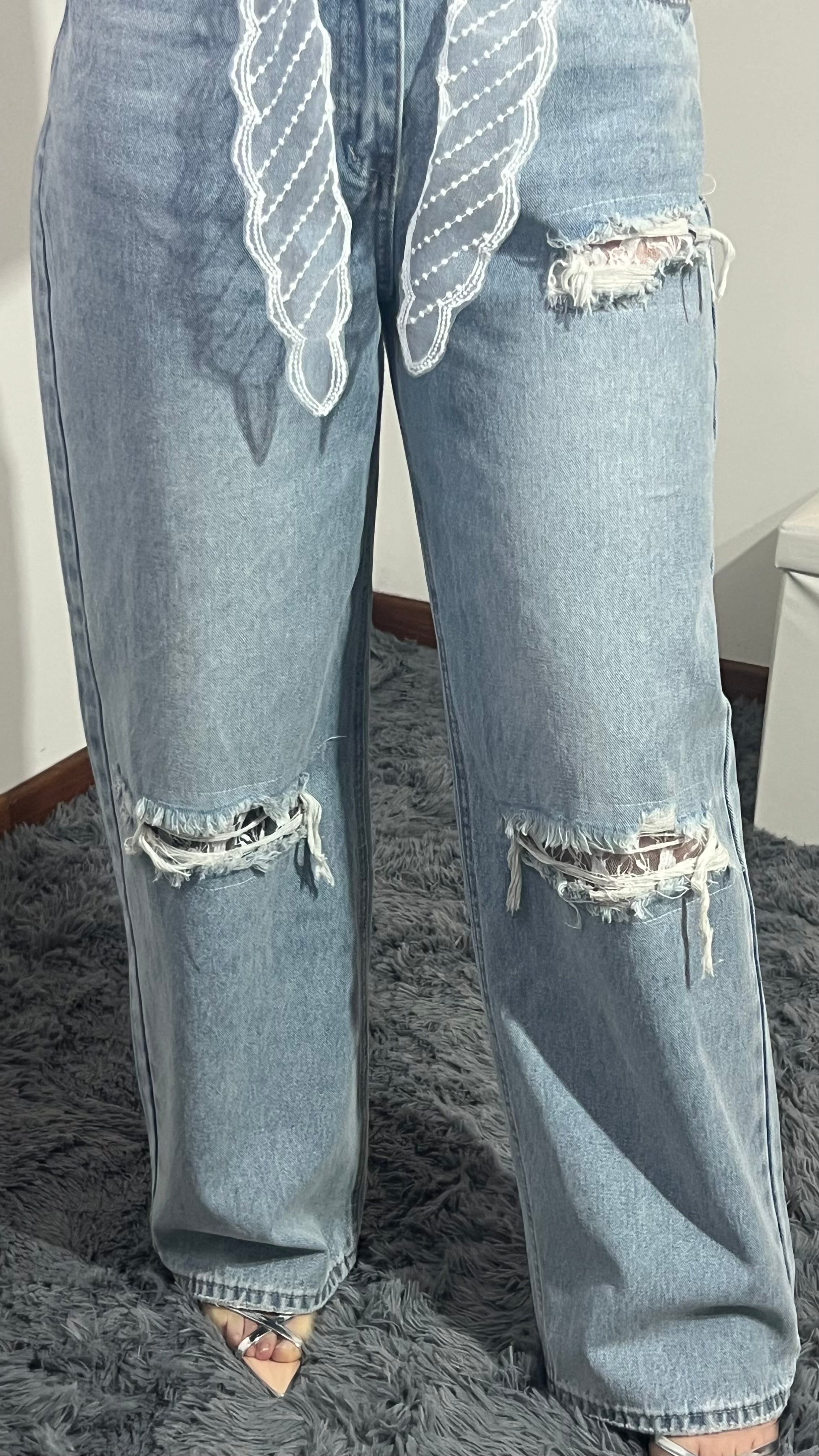 Jeans pizzo con strappi