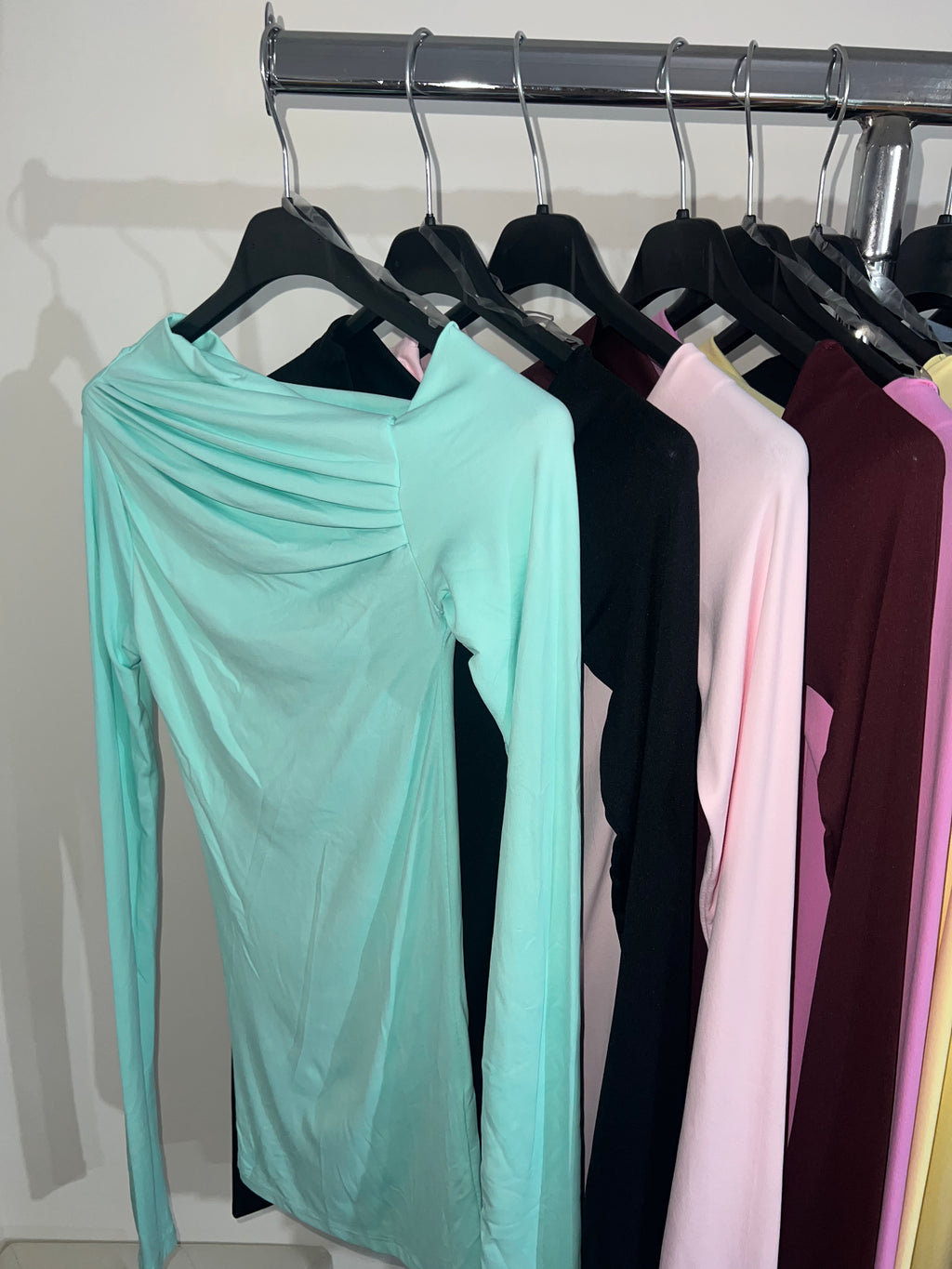 Maglia Kylie asimmetrica